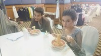Dalam sebuah acara, Nattasha Nauljam pun terlihat menyantap semangkuk mie enak sambil rambutnya disanggul. Foto: Instagram @nat_nattasha
