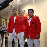 Seragam terdiri dari blazer merah, kaus dan celana putih. Warnanya terinspirasi dari Sang Saka Merah Putih. Khusus untuk perempuan, blazer hadir dalam gaya double-breast atau kancing ganda. “Keren, modelnya kekinian. Bahannya juga enak, nggak panas. Jadi merasa lebih percaya diri pas dipakai,” puji Pungky. The Executive telah menyiapkan sekitar 1.200 seragam defile. (Foto: dok. The Executive)