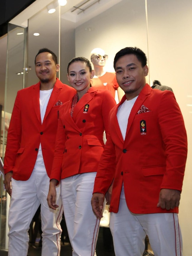 Seragam terdiri dari blazer merah, kaus dan celana putih. Warnanya terinspirasi dari Sang Saka Merah Putih. Khusus untuk perempuan, blazer hadir dalam gaya double-breast atau kancing ganda. “Keren, modelnya kekinian. Bahannya juga enak, nggak panas. Jadi merasa lebih percaya diri pas dipakai,” puji Pungky. The Executive telah menyiapkan sekitar 1.200 seragam defile. (Foto: dok. The Executive)