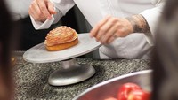 Kalau hasil kuenya terlihat sempurna, itu karena iaa mengolahnya dengan cinta. Lihat saja nih gayanya saat membuat pastry ini. Foto: instagram @cedricgrolet