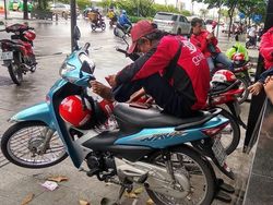 Mengintip Driver Go-Jek Nongkrong di Vietnam