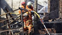 Kebakaran terjadi pukul 12.30 WIB.