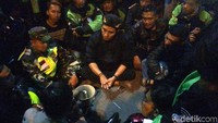 Polisi berusaha menenangkan massa hingga larut malam.
