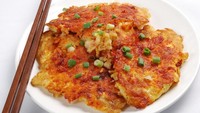 Carrot cake adalah kudapan khas negeri Singa. Berbahan lobak putih yang diparut halus kemudian dicampur tepung beras. Carrot cake goreng buatan Chey Sua di Toa Payoh Lorong Food Centre berhasil mendapat pengakuan dari Michelin Guide. Foto: KF Seetoh