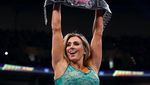 Intip Olahraga Pegulat Cantik Charlotte Flair yang Jago Smackdown