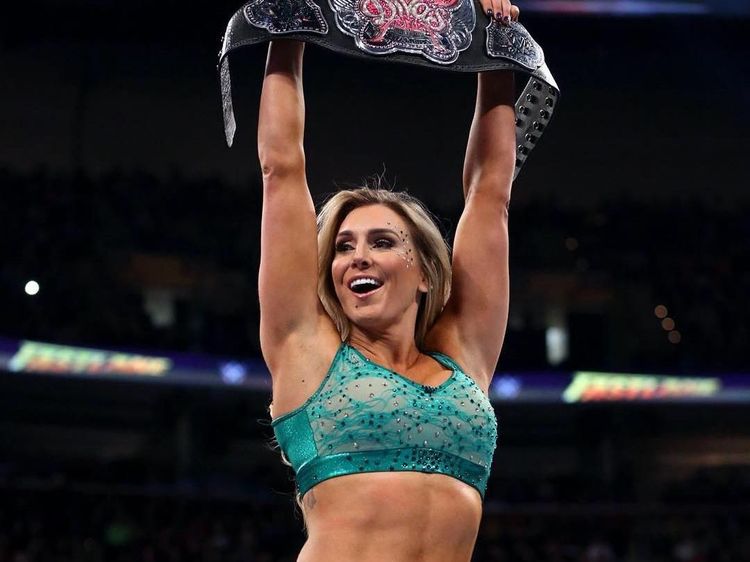 9 Potret Charlotte Flair, Pegulat Seksi WWE yang Keracunan Silikon Payudara