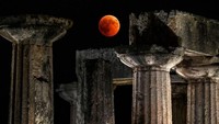 Tampilan Blood Moon dalam rangkaian fase gerhana bulan total di kota Corinth, Yunani. Valerie Gache/AFP/Getty Images.