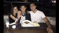 Makan malam dengan soto betawi, Shay ditemani sang adik Deva, dan sang kekasih. Wah, sudah terlihat akrab nih, ya? Foto: Instagram @salshaindradjaja