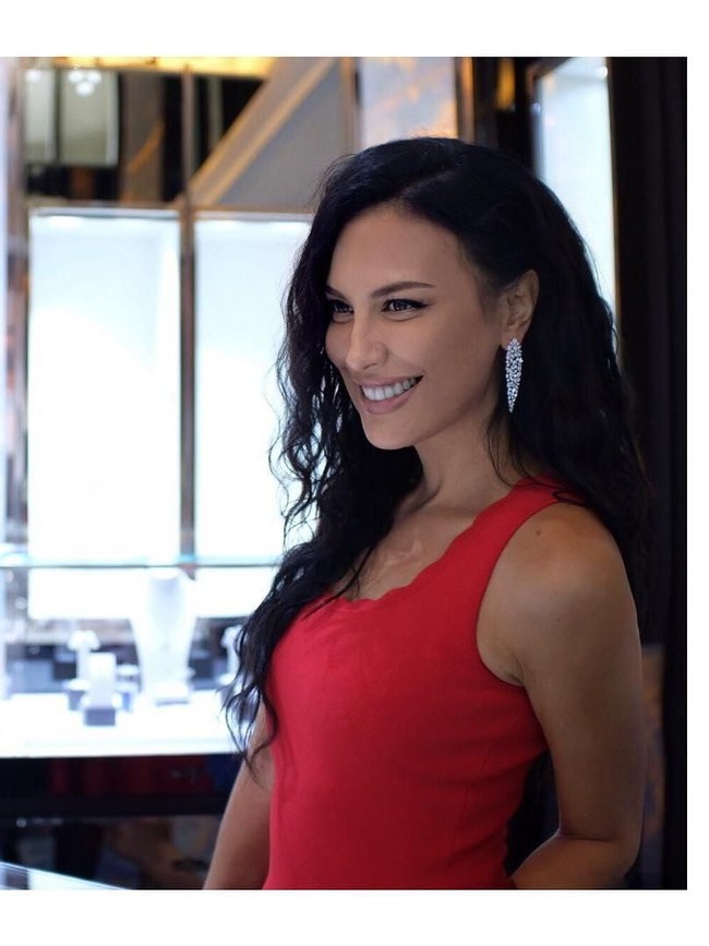 Penampilan Sophia semakin lengkap dengan perhiasan Mondial yang desainnya hadir dalam sentuhan edgy. Aku suka perhiasan yang gayanya simpel, nggak neko-neko, ujar aktris yang kerap dikabarkan punya hubungan spesial dengan Ariel Noah.  Foto: dok. Instagram