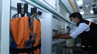 Di dalam ambulans terdapat peralatan dan obat-obatan yang sifatnya untuk penanganan darurat. (Foto: Dok. Media Center Haji 2018)