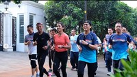 Bersama Melanie Putria, Direktur Jenderal Bea dan Cukai Heru Pambudi, Sri Mulyani berlari dan tampak gembira.Foto: Dok. Instagram Sri Mulyani Indrawati @smindrawati