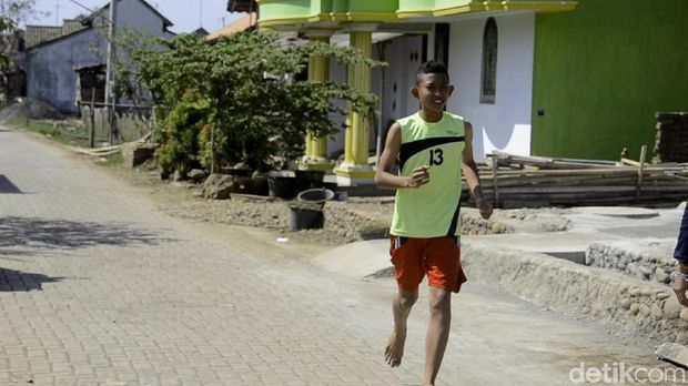 Menyambangi Rizal, Juara Nasional Lari 'Nyeker' 1.000 Meter