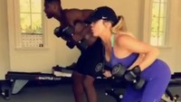 Hebohnya rejimen diet dan olahraga Khloe Kardashian menjadikannya terobsesi. Apalagi sang kekasih yang pemain basket NBA, Tristan Thompson, membuat mereka menghabiskan quality time kebanyakan dengan olahraga bareng. Goals! (Foto: Snapchat/KhloeKardash)