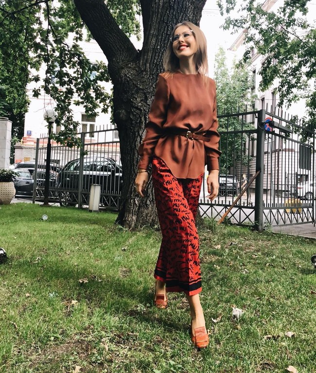 Ksenia Sobchak adalah sosialita cantik Rusia yang namanya sempat heboh beberapa waktu lalu. Bagaimana tidak, wanita yang dijuluki Paris Hiltonnya Rusia itu mencalonkan diri jadi presiden di pilpres 2018.  Foto: dok. Instagram