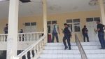 Foto: KPK Geledah-Bawa 1 Koper dari Ruangan DPRD Lampung Selatan