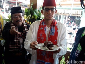 Hadiri Lebaran Betawi, Sandiaga Dapat Kejutan Kue Ultah Pernikahan