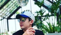 Bikin cewek salah fokus. Nichkhun tampak keren duduk sambil menikmati kopi kesukaannya. Foto: Instagram @khunsta0624