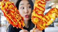 Saat di Korea, Jisun memperlihatkan corn dog yang tampak enak dengan lumuran saus cabai dan mustard. Camilan berisi sosis yang empuk gurih. Foto: Instagram harijisun