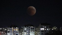 Bulan terlihat saat gerhana bulan di atas Idlib, Suriah 27 Juli 2018. REUTERS / Jamal Saidi