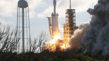 Falcon Heavy sangat canggih dan hemat biaya karena mesin roketnya dapat kembali dan bisa dipakai kembali. Foto: Reuters 