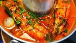 Mengintip Gaya Makan Seafood, Nichkun 2 PM yang Kini Main di Film Brother of the Year