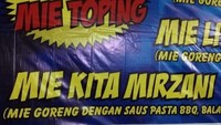 Tampaknya nama artis dianggap bisa menarik pembeli. Warung mie yang satu ini juga menyematkan nama artis. Mie Kita Mirzani namanya. Foto: Istimewa