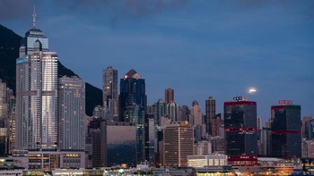 Jelang gerhana Bulan di tengah kota Hong Kong. Foto: Getty Images
