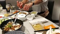 Jadi aktor Thailand sekaligus personel 2PM Korea, pemilik nama asli Nichkhun Buck Horvejkul ini terlihat lucu saat makan seafood. Mengenakan kemeja putih, Nichkhun tampak ketakutan saus dari kepitingnya nyiprat ke baju. Foto: Instagram @khunsta0624