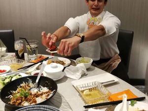 Mengintip Gaya Makan Seafood, Nichkun 2 PM yang Kini Main di Film Brother of the Year