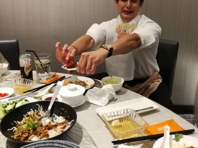 Mengintip Gaya Makan Seafood, Nichkun 2 PM yang Kini Main di Film Brother of the Year