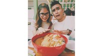 Makan chicken curry rice porsi jumbo, Shay dan sang kekaish kompak berusaha menghabiskan makanan ini. Foto: Instagram @salshaindradjaja