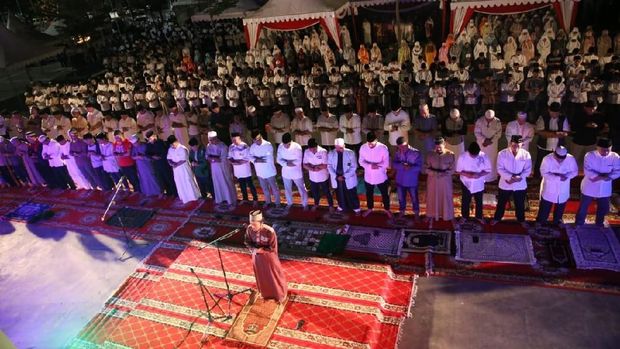 Khusuknya Salat Gerhana Bulan di Anjungan Pantai Losari Makassar
