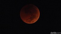 Saat terhalang, warna bulan berubah menjadi memerah.