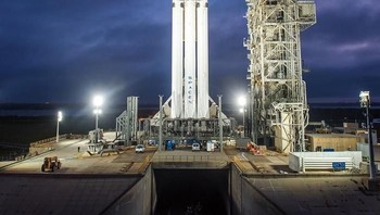 Kalau ini adalah Falcon Heavy, roket terkuat di dunia saat ini yang baru saja diluncurkan oleh perusahaan SpaceX milik Elon Musk. Foto: Instagram 