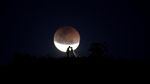 Foto Pranikah Pasangan Brasil Ini Berlatar Gerhana Bulan Total