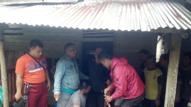Tersangka bahkan mengancam seorang ibu dan anaknya dengan pisau.