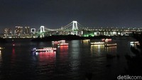 Meskipun bukan satu-satunya akses ke Odaiba dari daratan Tokyo, Rainbow Bridge sangat berperan dalam meningkatkan popularitas daerah tersebut sebagai tujuan belanja dan wisata bagi wisatawan.