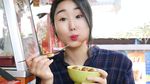 Gaya Lahap Youtuber Hari Jisun Saat Makan Nasi Warteg dan Tutug Oncom