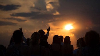 Tua muda berkumpul di Jerman menantikan datangnya gerhana. Foto: Getty Images