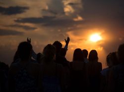 Antusiasme Warga Dunia Sambut Gerhana Bulan Terlama