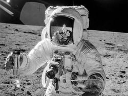 Potret Bersejarah Para Astronot Injak Permukaan Bulan