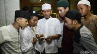 Usai menyaksikan dan merekam fenomena alam itu, mereka langsung melihat dan memposting di sosial media masing-masing.