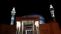 Bulan terlihat saat gerhana bulan di atas Masjid King Abdullah di Amman, Yordania 27 Juli 2018. REUTERS / Muhammad Hamed