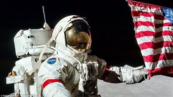 Astronot memegang bendera AS di bulan. Foto: NASA
