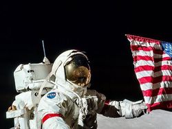 Potret Bersejarah Para Astronot Injak Permukaan Bulan