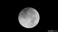 Gerhana bulan total terlihat di langit Jakarta sekitar pukul 02.30 WIB.