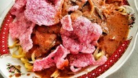 Yang berkuah melimpah dan mlekoh ini katupe pical Bopet Mini. Hmm..kebayang gurih pedasnya ya! Foto: Instagram @maccymakanmakan