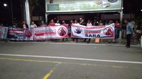 Massa bawa spanduk tolak Neno Warisman