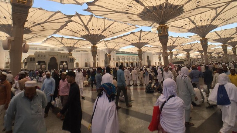 Suasana di Masjid Nabawi (Fuad Fariz/detikcom) Suasana di Masjid Nabawi (Fuad Fariz/detikcom)