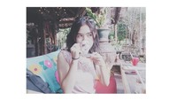 Ini pose cantik Shay ketika sedang ngeteh, di sebuah kafe dengan interior nyaman dan menarik. Foto: Instagram @salshaindradjaja